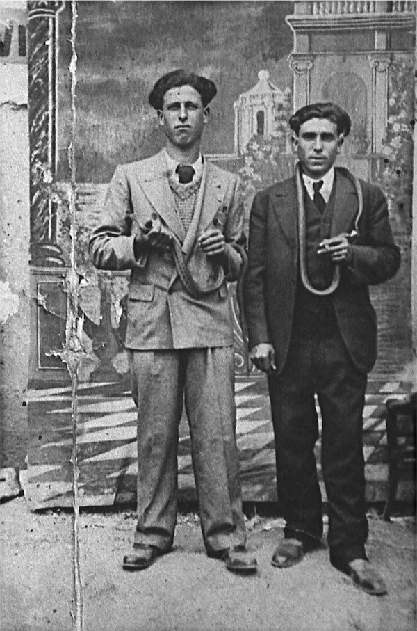 Nonno e zio Salvatore con le serpi